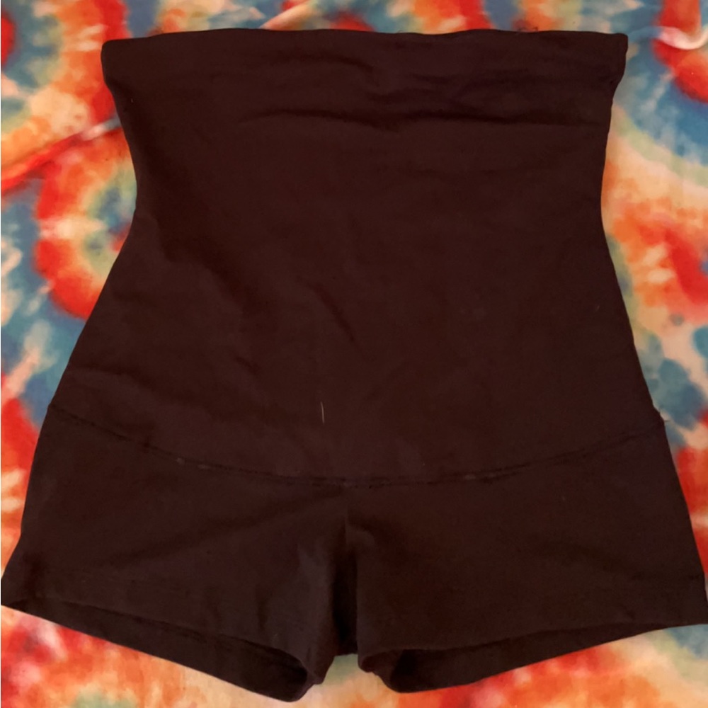 Women’s postpartum shorts selling for $25 never been worn doesn’t fit